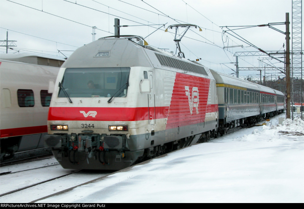 VR Sr2 #3244 Shoving Train Out Of Station